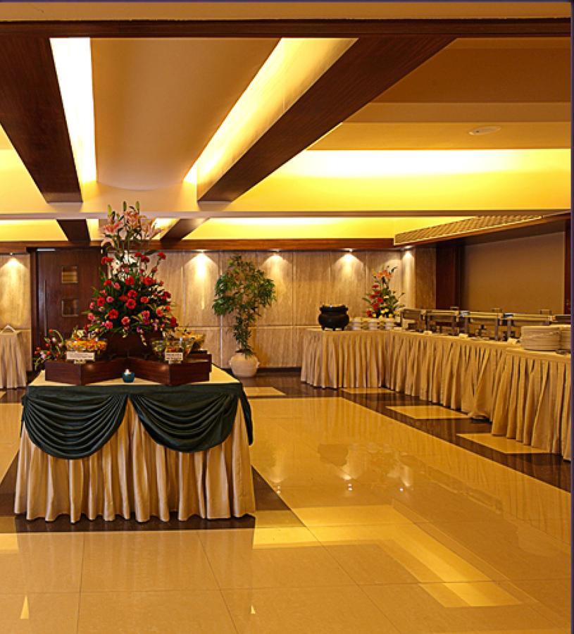 The Royal Orchid Hotel, Chembur Мумбаи Экстерьер фото